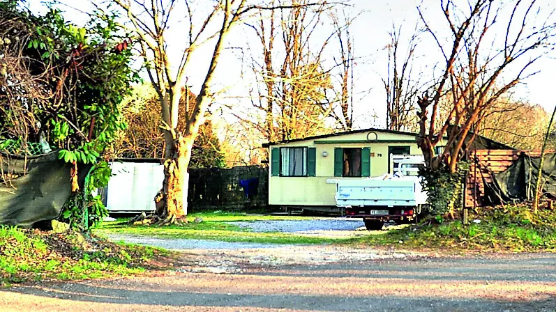 Nel campo, secondo le stime più recenti, vivrebbero alcune decine di persone (foto Petrussi)