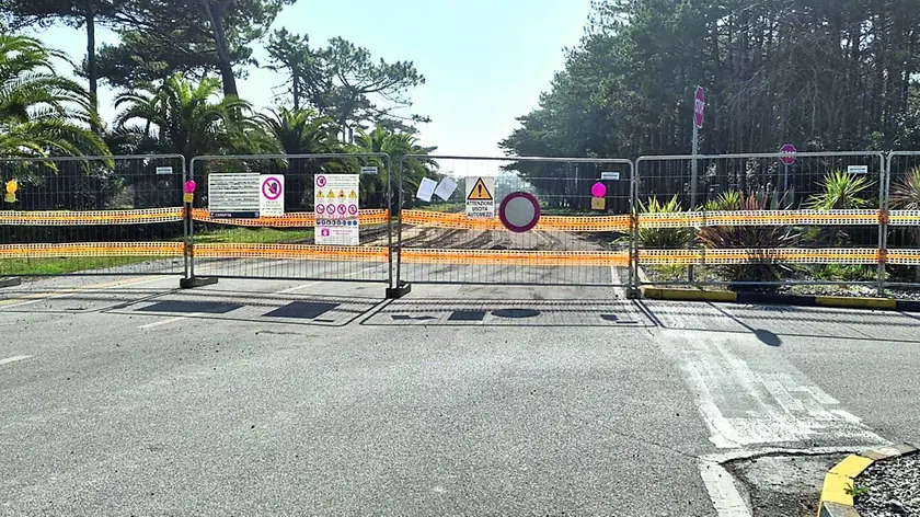 Le transenne che impediscono l'accesso al lungomare Riviera, dove sono partiti i lavori