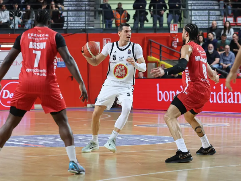 Capitan Alibegovic in azione contro Varese (foto Petrussi)