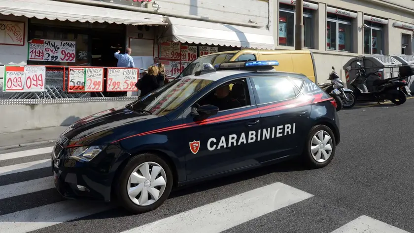 Una pattuglia di carabinieri davanti a un supermercato in una foto di repertorio (Bruni)