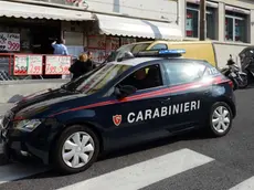 Una pattuglia di carabinieri davanti a un supermercato in una foto di repertorio (Bruni)