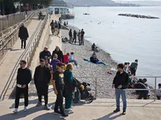 Barcola piena di gente in una soleggiata domenica di marzo (Lasorte)