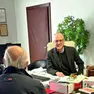 Il sindaco Lanfranco Sette mentre incontra un concittadino in municipio a Latisana