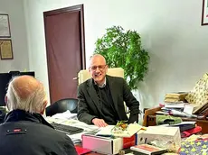 Il sindaco Lanfranco Sette mentre incontra un concittadino in municipio a Latisana