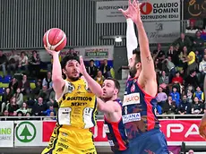 Redivo al tiro nella gara di sabato al PalaGesteco con Forlì ©Foto Petrussi