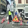 Il cartello di test in via Savorgnana: i tecnici installano il pannello informativo in via Battisti (foto Petrussi)