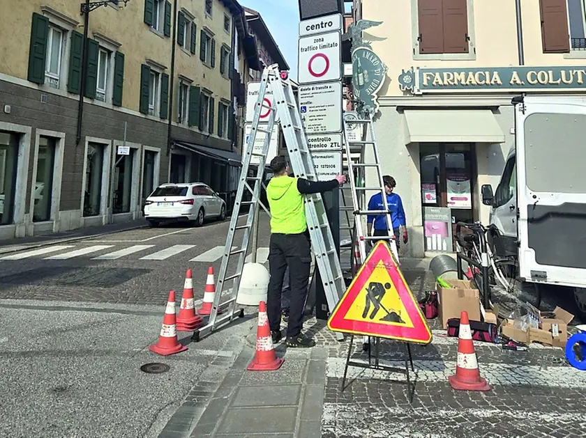Il cartello di test in via Savorgnana: i tecnici installano il pannello informativo in via Battisti (foto Petrussi)