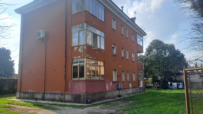 Il condominio di Cormons, in viale Venezia Giulia, dove la donna è stata aggredita dal proprio cane