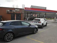 Automobilisti in coda al distributore di Neblo, in Slovenia (Petrussi)