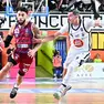 Capitan Alibegovic e l’ex Trieste Denzel Valentine durante la gara d’andata al Carnera (foto Petrussi)