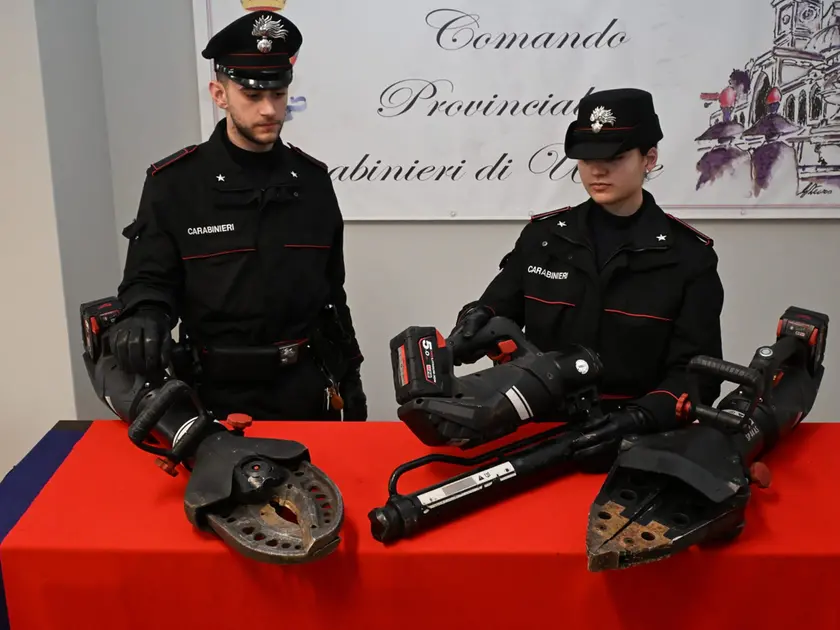 I carabinieri con le attrezzature dei vigili del fuoco recuperate