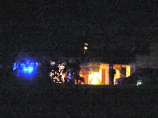 La villa illuminata e il lampeggiante dei carabinieri in via Stringher a Martignacco