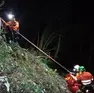 Il recupero del ferito da parte degli uomini del Soccorso alpino