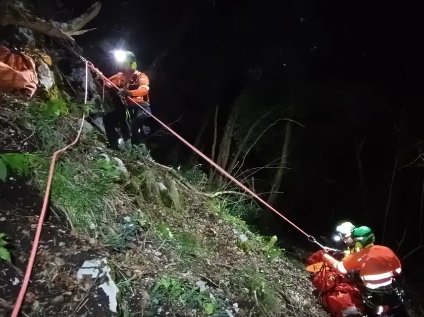 Il recupero del ferito da parte degli uomini del Soccorso alpino