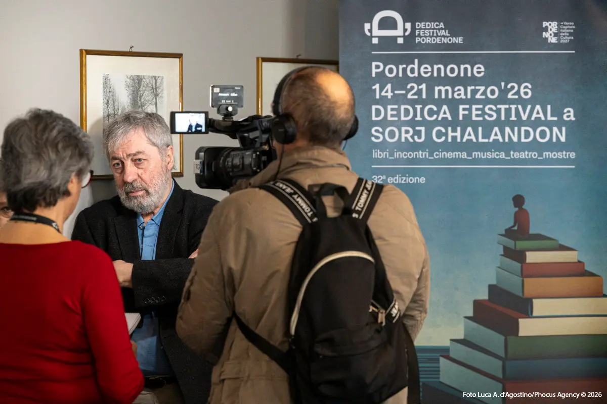 Lo scrittore prima dell'incontro con la stampa