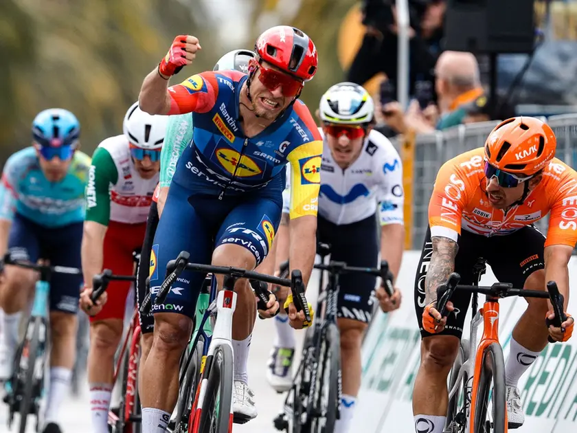Jonathan Milan esulta sul traguardo di San Benedetto del Tronto (foto Petrussi / Bettini)