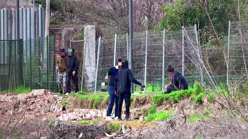 Diverse le persone che, in pieno giorno, entrano ed escono dagli spazi dell’ex caserma Piave (foto Petrussi)
