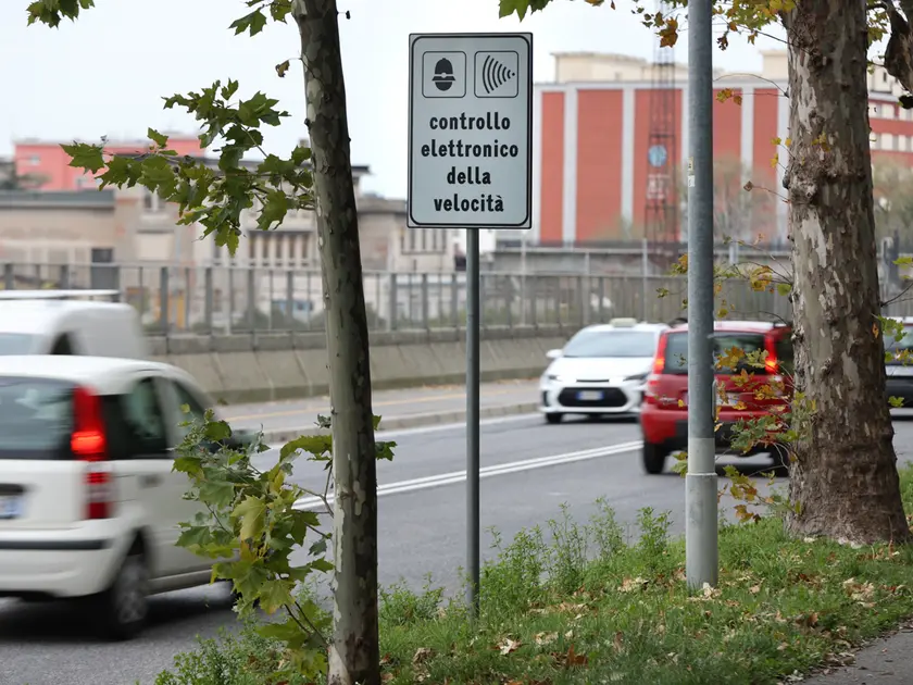 Un cartello che avvisa gli automobilisti dei controlli della velocità (foto Andrea Lasorte)