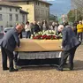 Il trasporto del feretro di Mario Ruoso durante i funerali a Vigonovo