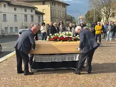 Il trasporto del feretro di Mario Ruoso durante i funerali a Vigonovo