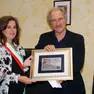 Il sindaco Sette mentre premia Giovanni Pietro Nimis, menzionato al premio letterario Latisana.