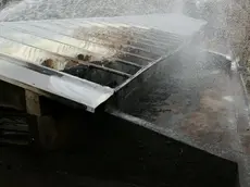 Il tetto del padiglione Serbia completamente bruciato