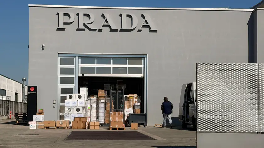 Al lavoro nello stabilimento di Prada poche ore dopo il maxi furto (foto Pòrcile)