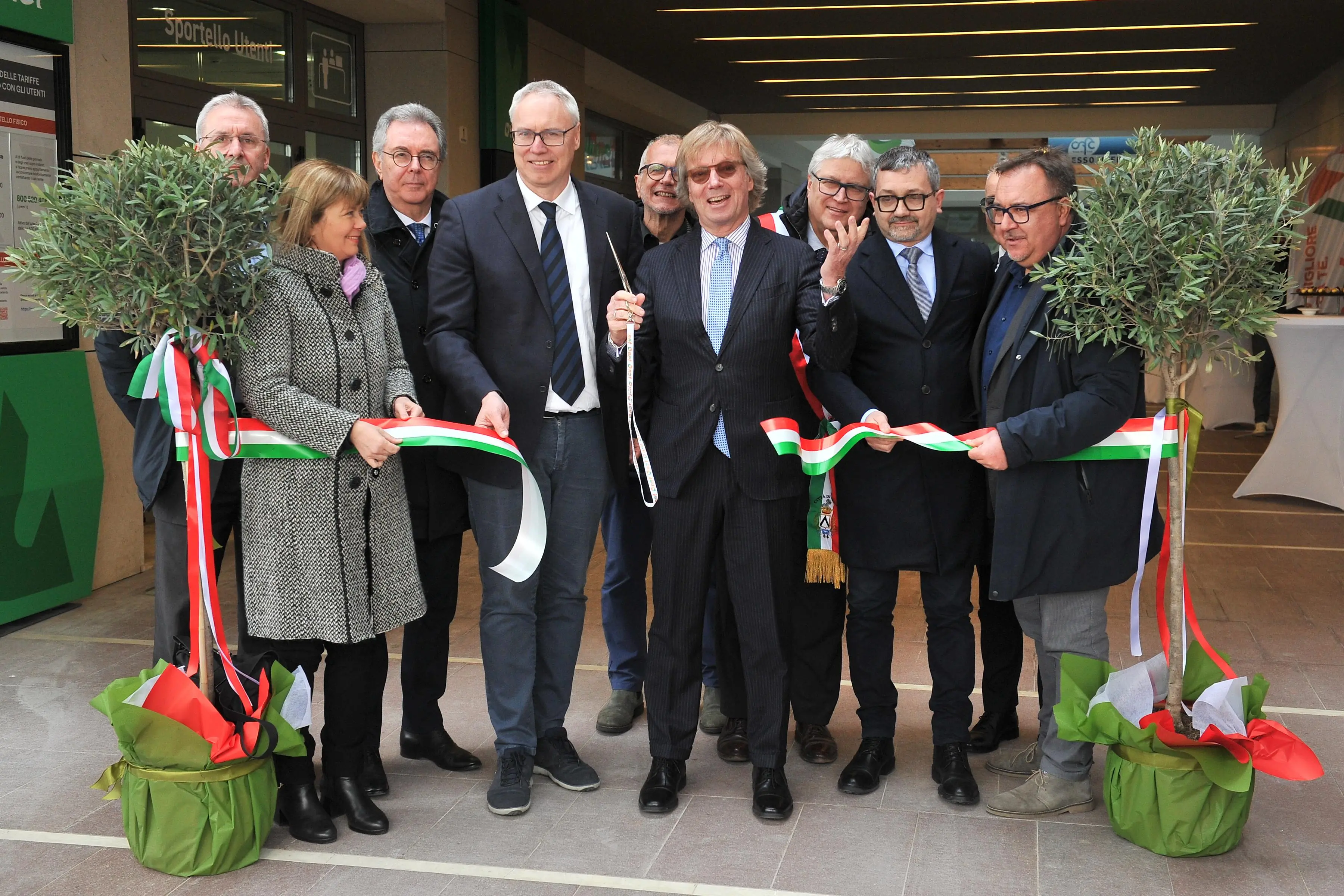 Il taglio del nastro della nuova sede legale di Net (Petrussi)