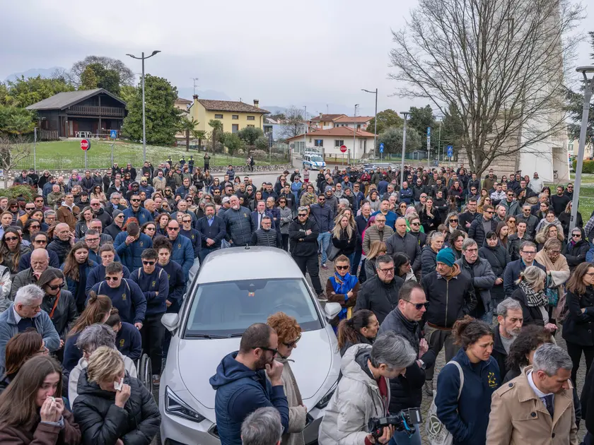 La folla rimasta fuori dalla chiesa (Petrussi)