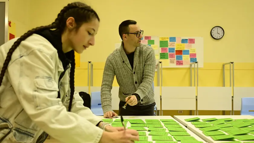 Scrutatori al lavoro sabato in un seggio a Pordenone per vidimare le schede del referendum. foto Petrussi Favaretto