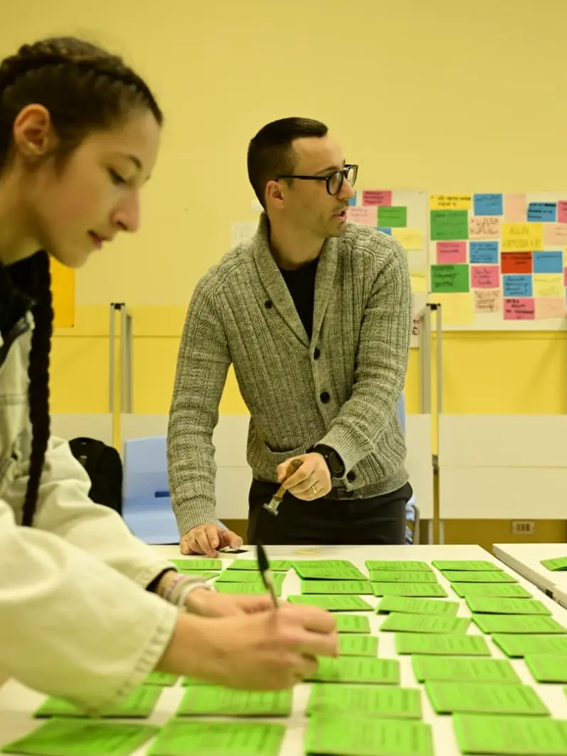 Scrutatori al lavoro sabato in un seggio a Pordenone per vidimare le schede del referendum. foto Petrussi Favaretto