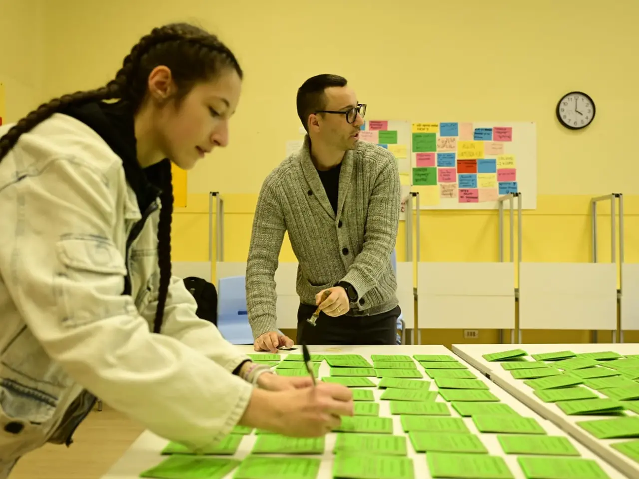 Scrutatori al lavoro sabato in un seggio a Pordenone per vidimare le schede del referendum. foto Petrussi Favaretto