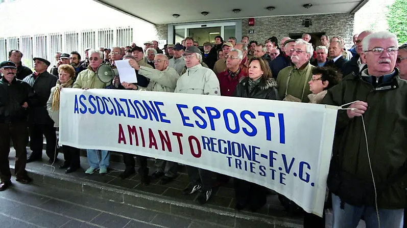 Nella foto d’archivio una delle manifestazioni dell’Associazione esposti amianto a Trieste
