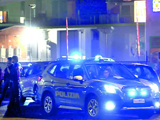 Un’auto della polizia intervenuta nel quartiere delle magnolie, a Udine