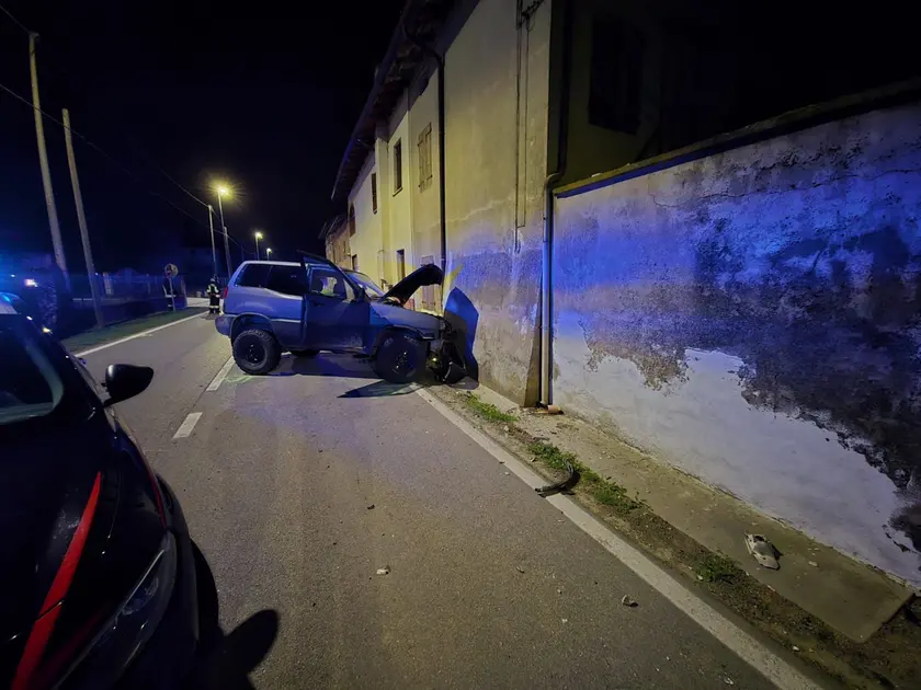 L'auto finita contro il muro di una casa ad Azzano Decimo