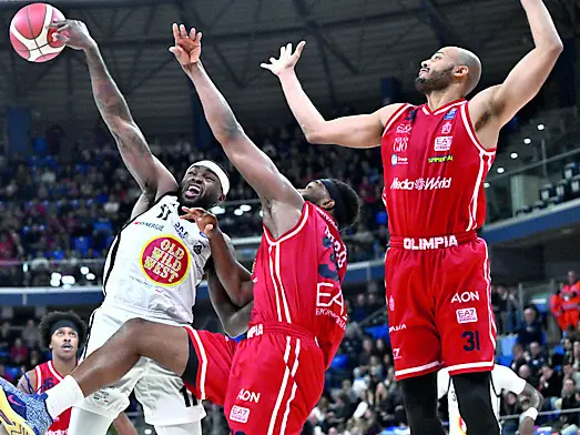 Mekowulu a rimbalzo durante la gara d’andata ©Foto Petrussi