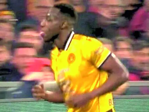 Genoa-Udinese, il fermo immagine tv in cui Kamara mostra la lingua in risposta agli insulti razzisti