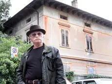 Il cantautore Gino Paoli nel 2009 davanti alla villa dove è nato, in via Roma a Monfalcone Foto Altran