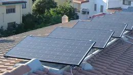 Un impianto fotovoltaico installato sul tetto di un’abitazione
