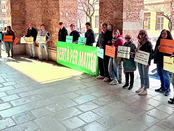 Amici e conoscenti di Matteo Pittana fuori dal tribunale di Udine