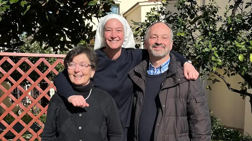 Francesca con il velo bianco da novizia assieme a papà Michele e mamma Elena