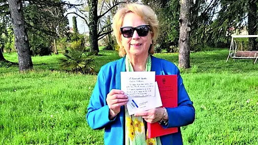 Alida Liberale con tra le mani il biglietto di Mattarella e la tesi triennale