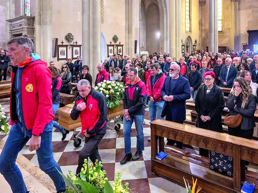 I colleghi della scuola di escursionismo accompagnano la bara di Stefano Brusadin © Foto Petrussi / Marco Brisotto