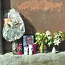 Fiori e lumini per Mario Ruoso, posizionati fuori dal condominio dove viveva