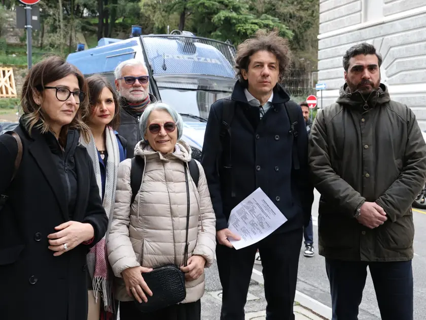 Il gruppo che ha presentato l'autodenuncia in Questura (Lasorte)
