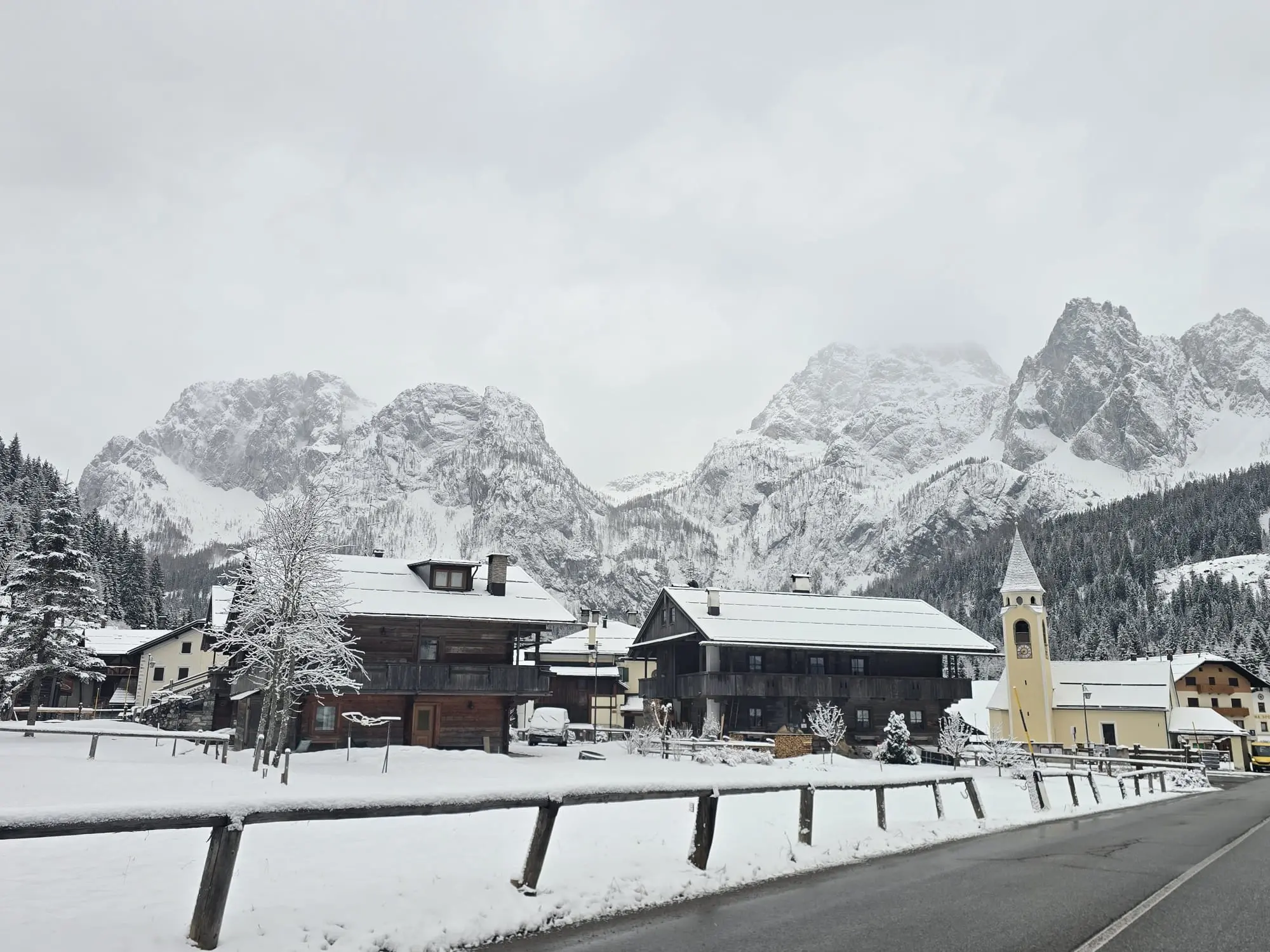 Sappada si è risvegliata imbiancata