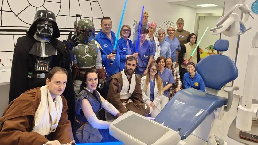 Thomas vestito da Dart Fener e i cosplayers dell'associazione Star Wars Universe di Adria in visita all'UOSD Odontoiatria di Comunità dell'Ospedale Immacolata Concezione di Piove di Sacco