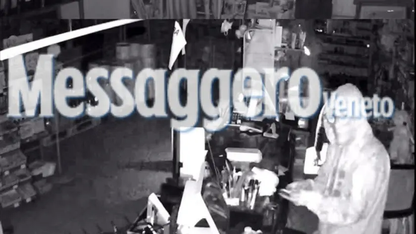 I tre intrusi incappucciati inquadrati dalle telecamere