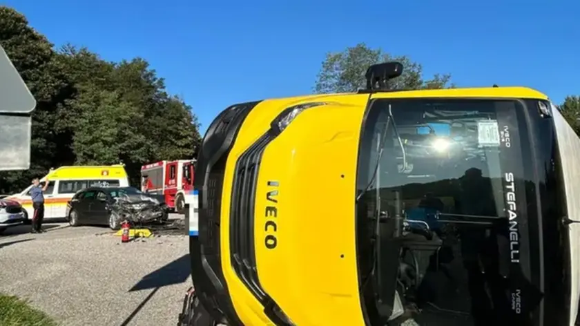 Il bus della scuola di Treppo Grande ribaltatosi su un fianco dopo l’incidente