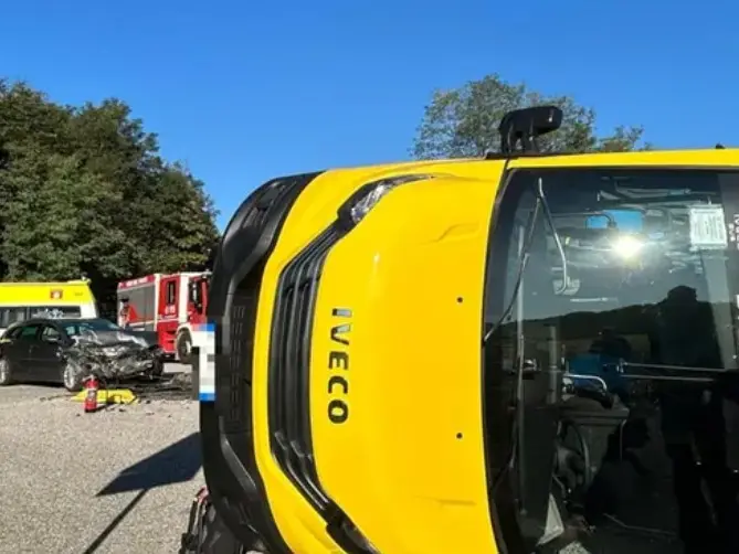 Il bus della scuola di Treppo Grande ribaltatosi su un fianco dopo l’incidente